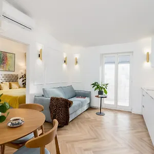 Tyzenhauz Apartment