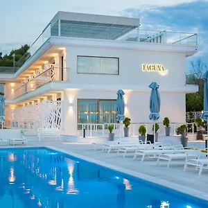 κάντε κράτηση εδώ